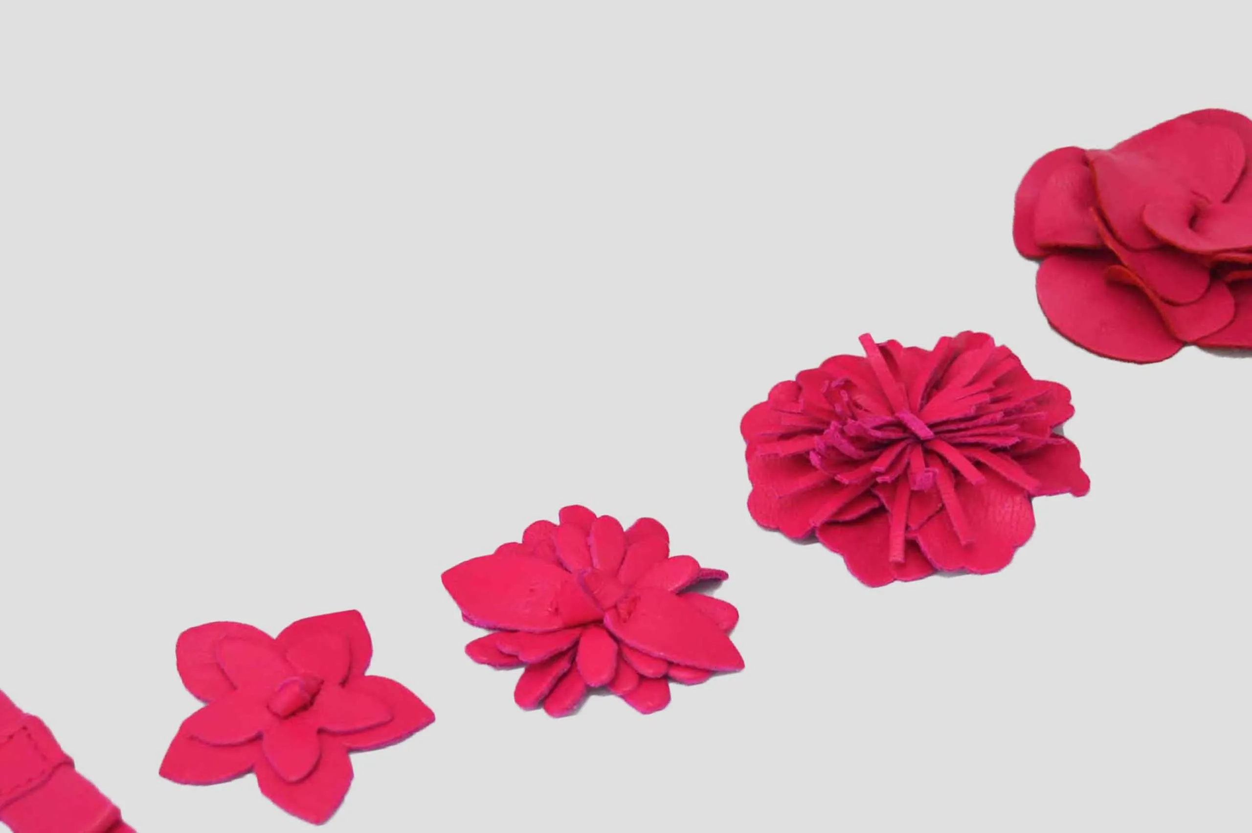 Adornos de piel en fuxia para zapatos
