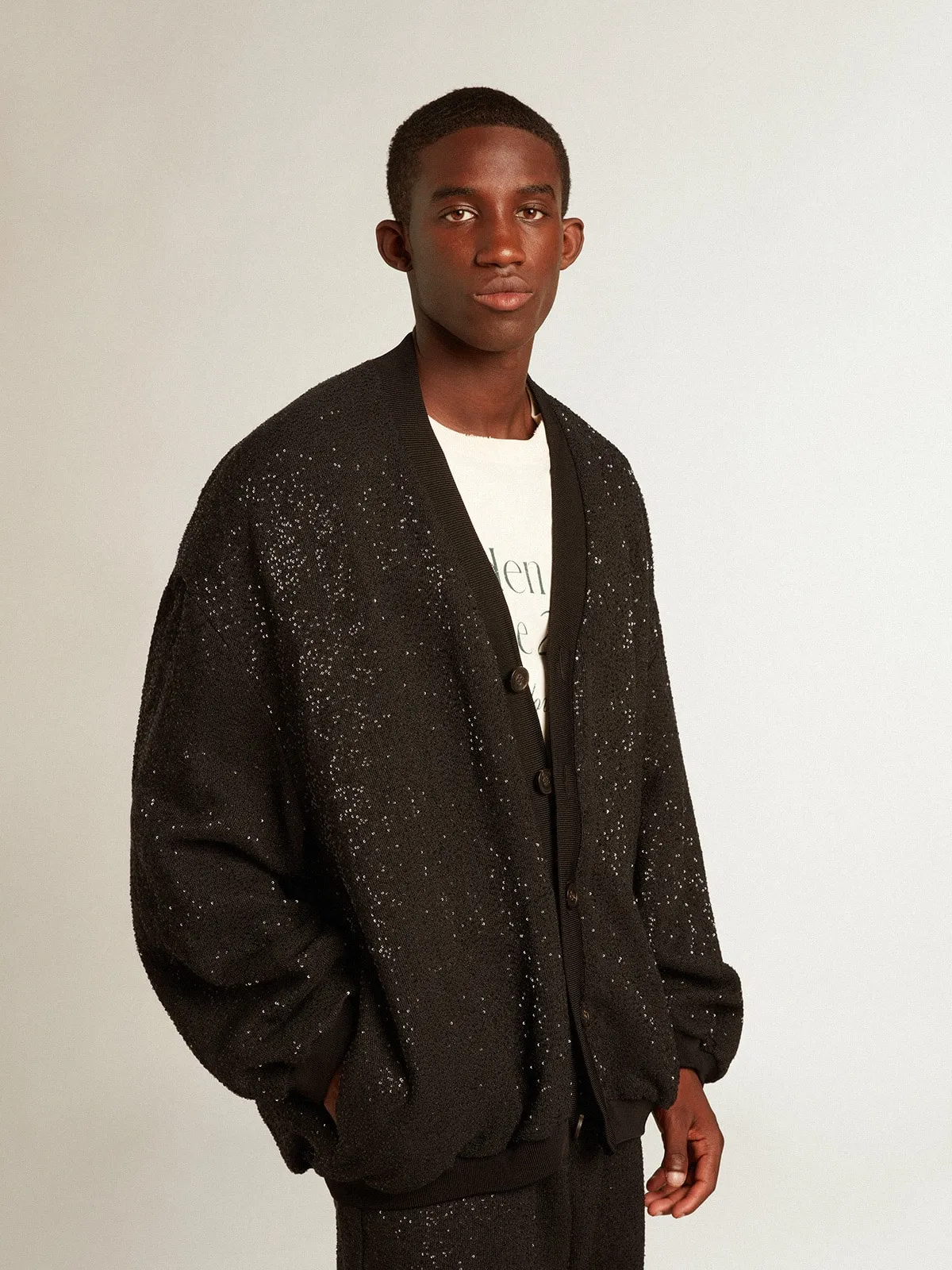 Chaqueta cárdigan de color negro de hombre con lentejuelas