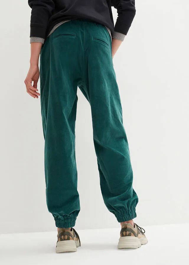 Cómodo pantalón de pana con amplios bolsillos y cintura cómoda verde mate
