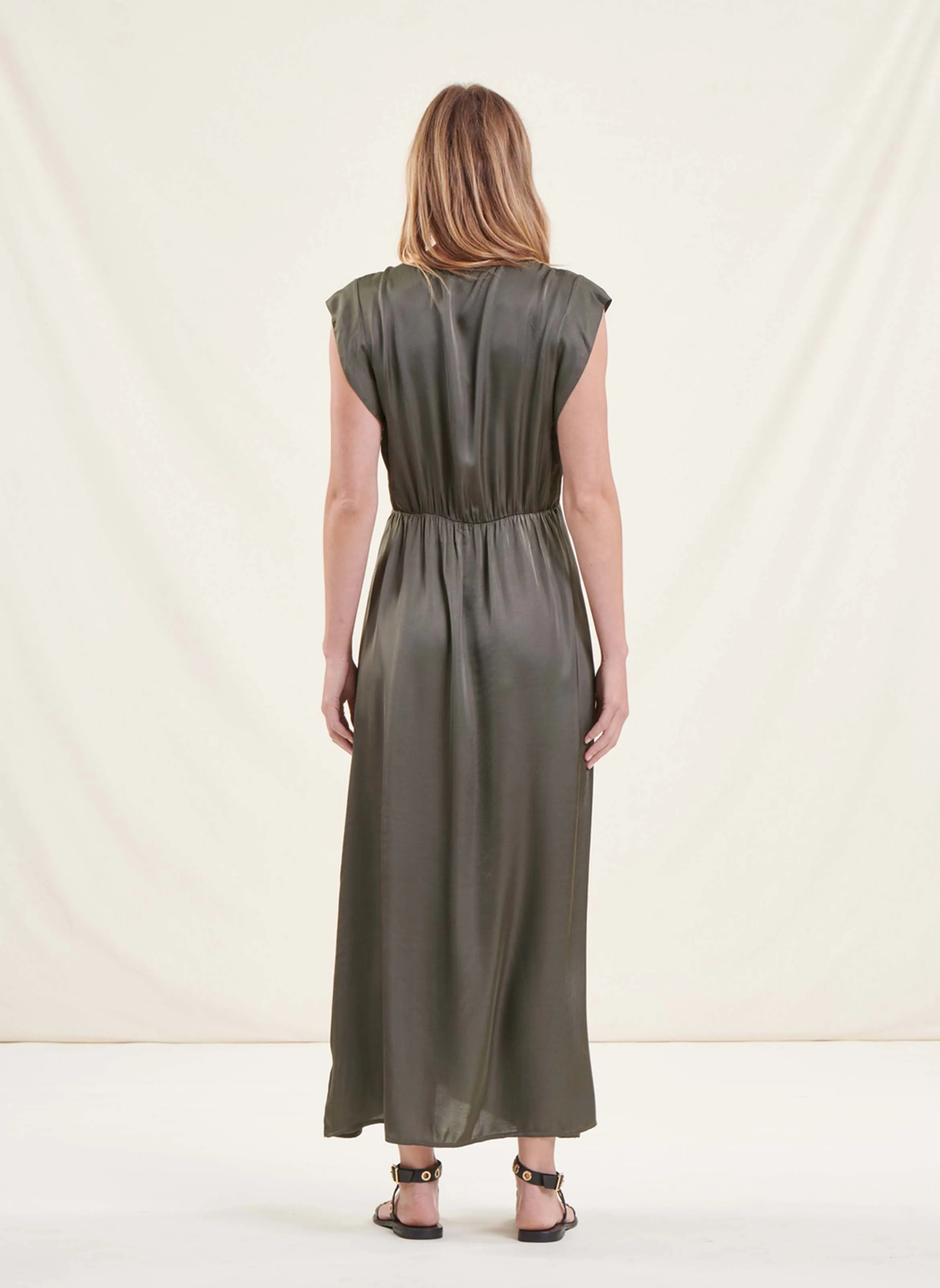 LA FEE MARABOUTEE Vestido largo sin mangas de satén en verde