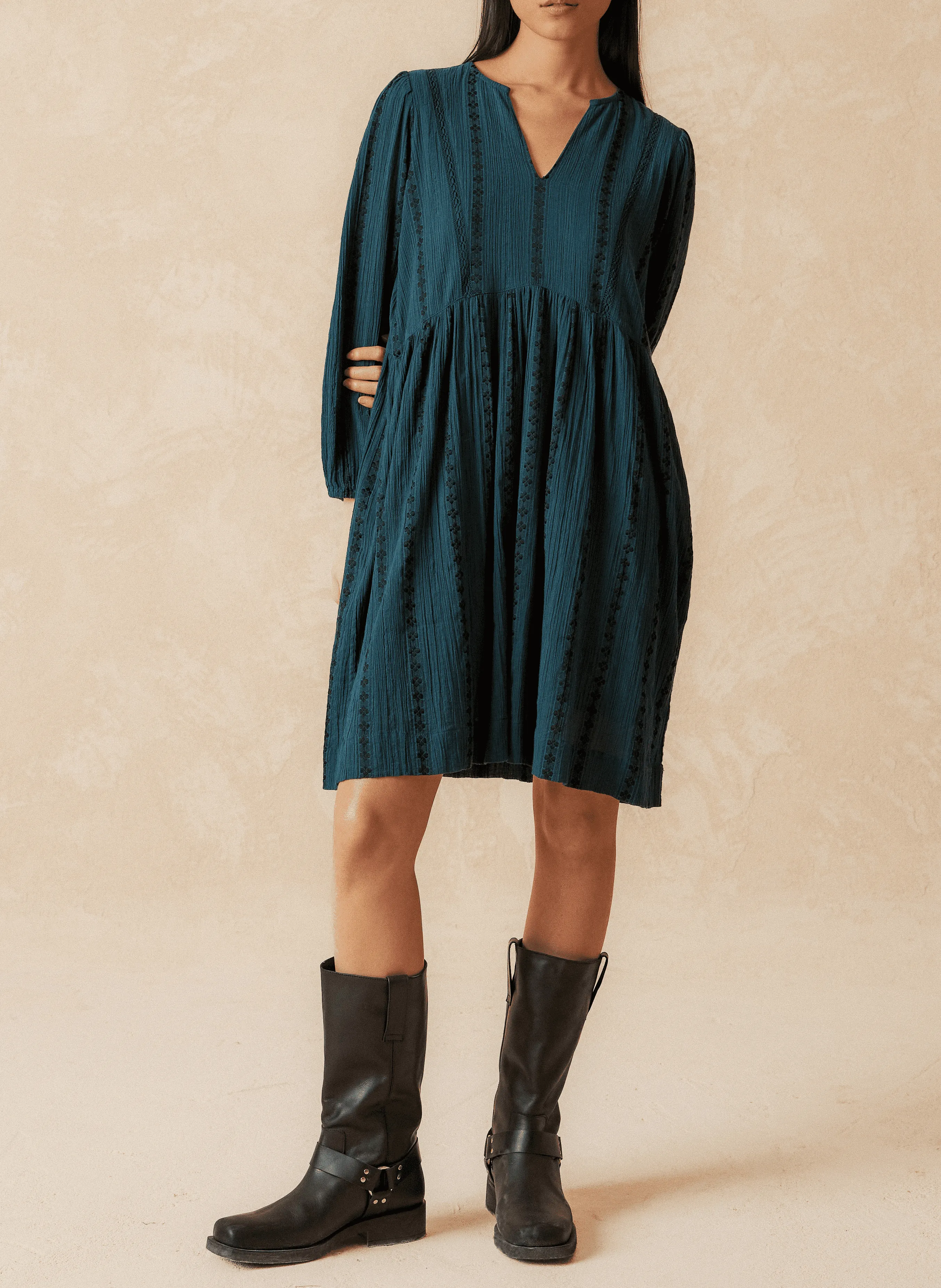 Vestido corto holgado con cuello en V y jacquard de algodón mezclado en azul